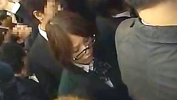 Апонскую студентку выебали прямо в метро
