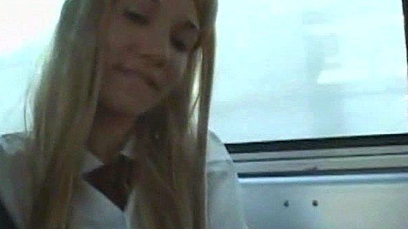 Блондинка не стесняясь отсасывает одногруппнику в автобусе